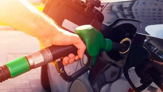 Person betankt ihr Auto